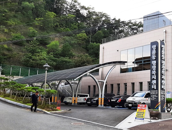 명륜동 행정복지센터 주차장에 설치된 태양광 설비  /사진=환경일보DB