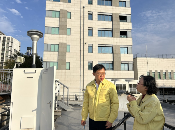 이상진 수도권대기환경청장(왼쪽)이 11일 은평구 대기환경측정소를 현장 방문해 대기오염도 측정장비를 점검하고 있다. /사진제공=수도권대기환경청