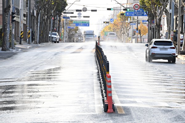 사물인터넷 기반으로 오정로 클린로드 사업 구간에 물을 분사하는 모습 /사진제공=부천시