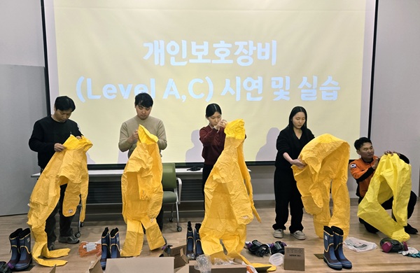 생물테러 대비 개인보호장비 착탈의 실습 /사진제공=영덕군