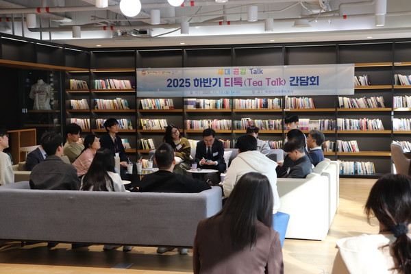 넥센타이어 임직원들과 강서구청장의 대화 모습 /사진제공=넥센타이어