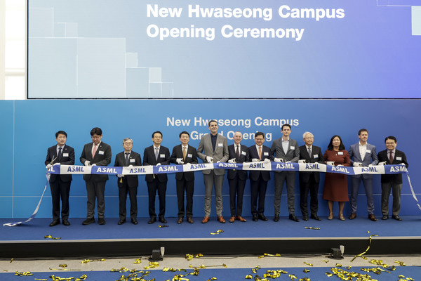 12일 ASML 화성뉴캠퍼스 준공식에서 주요 내빈들이 테이프 커팅을 하고 있다. /사진제공=화성특례시