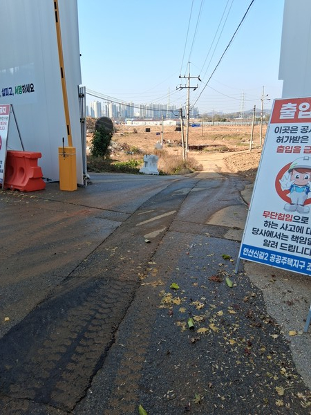 세륜 시설이 없이 건설장비가 출입한 공사현장 후문 /사진=조원모 기자