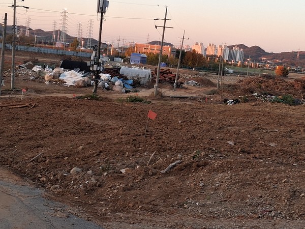 보호 덮개 없이 방치된 건설폐기물과 임목폐기물  /사진=조원모 기자