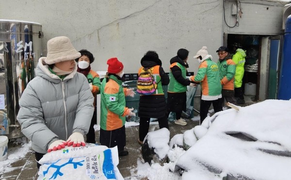 자율방재단 제설지원 /사진제공=경기도