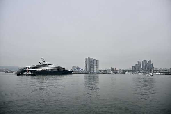 속초항이 지난 6일 ‘2025 상하이 국제 크루즈 서밋’에서 아시아 우수항만상을 받았다. /사진제공=속초시