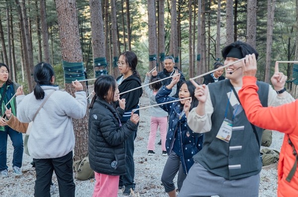 국립진안고원산림치유원 고원소리길에서 워케이션 참가자들이 리듬케어 산림치유프로그램을 체험을 통해 가족들과 교감을 하고 있다. /사진제공=한국산림복지진흥원 국립진안고원산림치유원