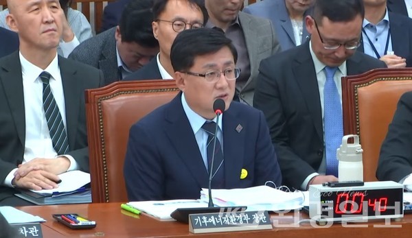 김성환 기후에너지환경부 장관은 울산화력발전소 붕괴 사건 관련한 질의에 “위험의 외주화라기보다 용역업체의 전문성 부족이 주요 원인”이라고 답했다. /사진제공=국회방송