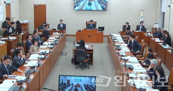 국회 기후에너지환경노동위원회(기후노동위)는 12일 상임위 전체회의에서 내년도 총지출 19조1283억원 규모의 예산을 국회에 제출했다. /사진캡처=국회방송