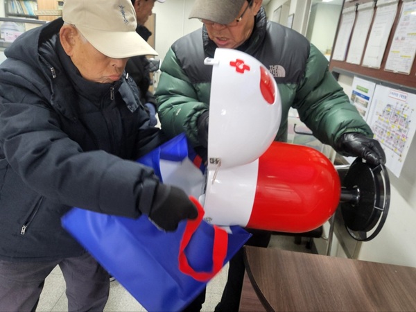 폐의약품 수거 활동에 나선 김천시니어클럽 회원들  /사진제공=김천시