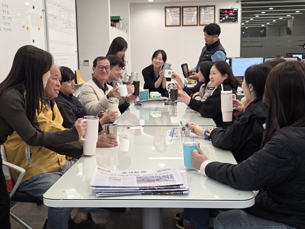  개인텀블러와 머그컵 사용하는 성주읍 직원들  /사진제공=성주군