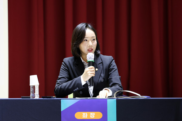 지난 12일 물왕호수의 힐링공간으로서의 발전 방향을 위한 토론회 좌장으로 나선 김수연 의원 /사진제공=시흥시의회