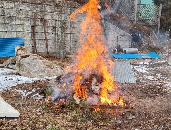 의왕시는 동절기를 맞이하여 미세먼지 발생의 주요 원인이자 대형 산불의 위험을 키우는 불법소각 행위에 대한 특별 집중 단속을 내년 3월까지 실시한다. /사진제공=의왕시