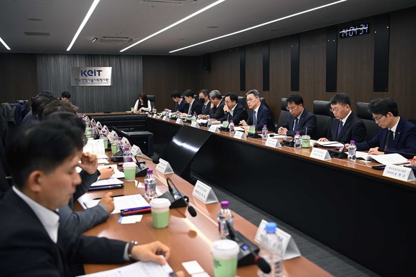 오승철 산업통상부 기획조정실장이 지난 13일 서울 중구 대한상공회의소 대회의실에서 KOTRA, 한국무역보험공사, 한국석유공사 등 산업부 소관 20개 공공기관 부기관장이 참석한 가운데 ‘산업통상부 소관 공공기관 부기관장 회의’를 주재했다. /사진제공=산업통상부