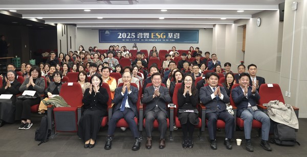 박승원 광명시장(첫줄 왼쪽 세 번째)이 13일 광명시평생학습원에서 열린 '2025 광명 ESG 포럼'에 참석해 참석자들과 기념촬영을 하고 있다. /사진제공=광명시