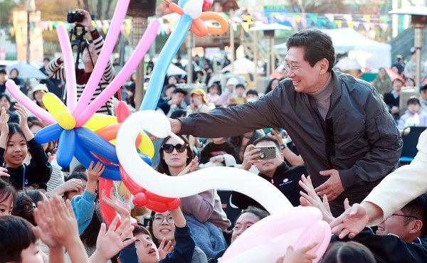 이상일 시장이 15일 용인포은아트홀 문화광장에서 열린 ‘2025 어텀라운지 페스티벌’에 참석해 시민과 소통의 시간을 갖고 있다 /사진제공=용인특례시