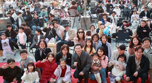 이상일 시장이 15일 용인포은아트홀 문화광장에서 열린 ‘2025 어텀라운지 페스티벌’에 참석해 시민과 소통의 시간을 갖고 있다 /사진제공=용인특례시