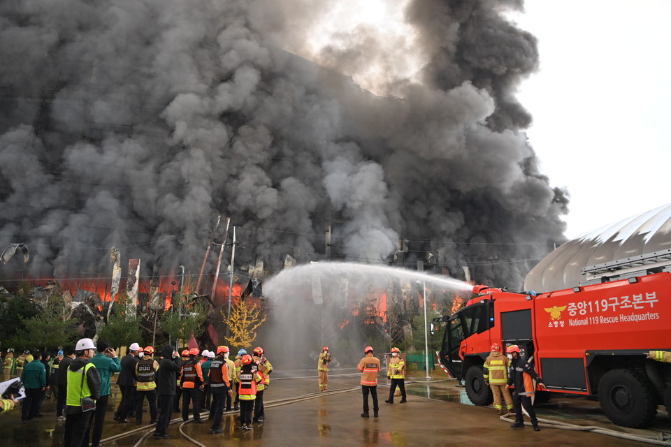 충남 천안시 이랜드패션 물류센터 화재 진압 현장 /사진제공=충청남도