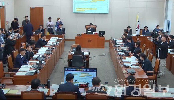 17일 국회 환경노동위원회(이하 ‘환노위’) 국정감사에서는 한국수자원공사, 수도권매립지관리공사(SL공사), 한국환경공단 등 환경부 산하에 대한 국정감사가 진행됐다.
