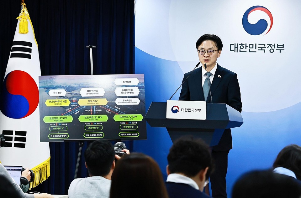 11월 14일 정부서울청사 합동브리핑룸에서 한미 전략적 투자에 관한 양해각서 서명과 관련해 브리핑을 하는 김정관 장관 /사진제공=산업통상부 