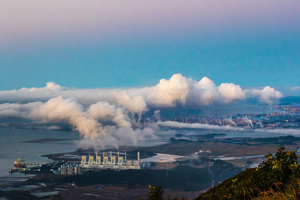 보고서에는 배터리 제조업이 청정에너지 전환의 핵심 성장 동력으로 나타난 반면, LNG 운반선 및 정유·석유화학 프로젝트 등 화석연료 부문에 대한 지속적 투자는 좌초자산 리스크와 장기 수익성 저하를 초래하는 것으로 드러났다. /사진=환경일보DB