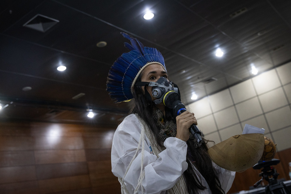 13일 열린 COP30 ‘예술과 기후: 변화의 촉매’ 주제로 열린 세션에서 방독면을 쓰고 발언하는 Moara Tupinambá /사진=UNFCC