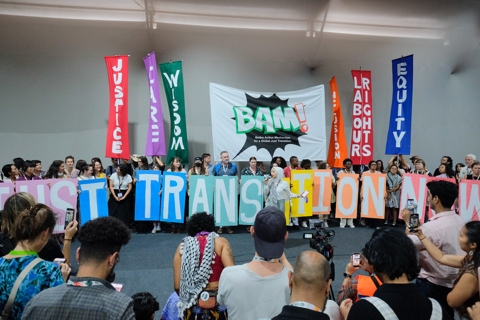 11월 11일 브라질 벨렝에서 열린 COP30에서 시민단체들이 정의로운 전환을 촉구하는 시위를 벌이고 있다. /사진=UNFCC