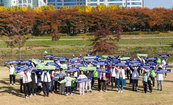 지난 15일 150명의 기후의병들이 안양천에서 평생학습원까지 '기후의병 행진 캠페인'을 진행하고 기념사진을 촬영하고 있다. /사진제공=광명시