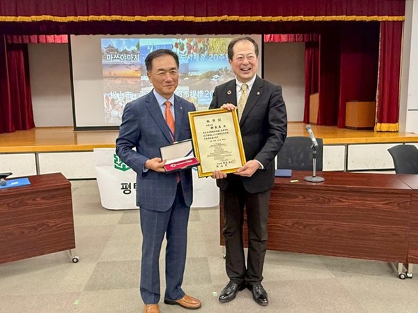 평택시 일본 마쓰야마시 공식 방문. 왼쪽부터 정장선 평택시장, 노시 카츠히토 마쓰야마시장. /사진제공=평택시