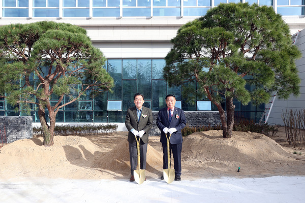 기념식수 이재식 의장(우) 이재준 시장(좌) /사진제공=수원특례시의회