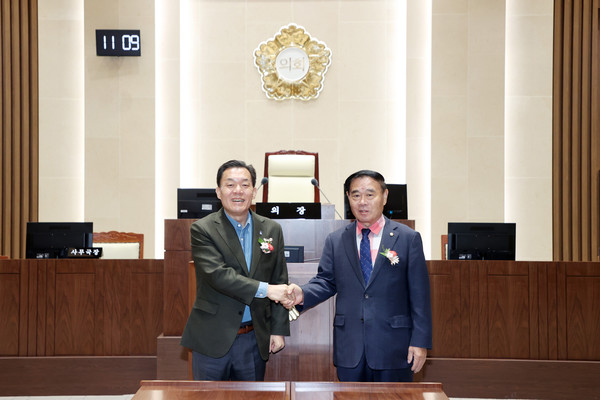 본회의장 이재식 의장(우) 이재준 시장(좌) /사진제공=수원특례시의회