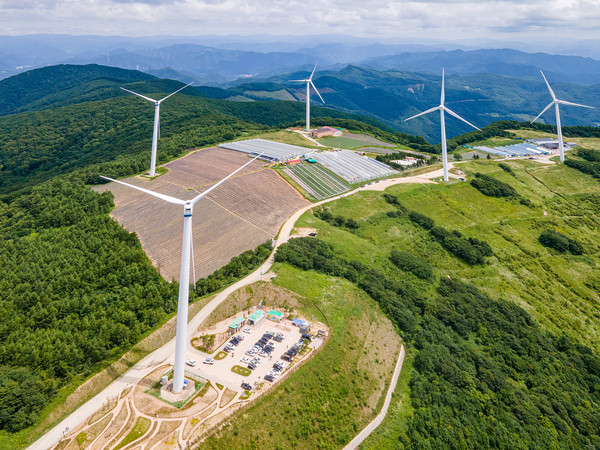 기후에너지환경부(장관 김성환)는 11월17일 한국에너지공단 신재생에너지센터를 통해 2025년 하반기 풍력 설비 고정가격계약 경쟁입찰을 공고했다고 밝혔다. /사진=환경일보DB