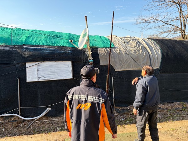 수원소방서, 겨울철 폭설 대비 주거용 비닐하우스 안전 점검 /사진제공=수원소방서