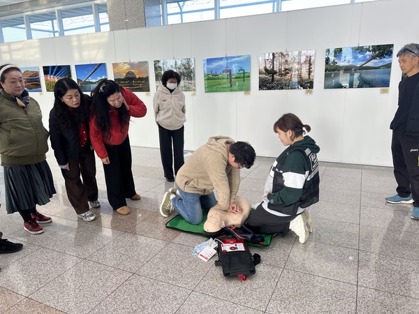 응급처치 교육을 받는 도라전망대 직원들 /사진제공=파주도시관광공사