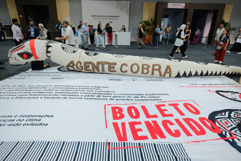 11월 13일 브라질 벨렝 COP30 회의장 내부에서 시민사회 활동가들이 ‘만기된 청구서(BOLETO VENCIDO)’ 퍼포먼스를 펼쳤다. /사진=UNFCC