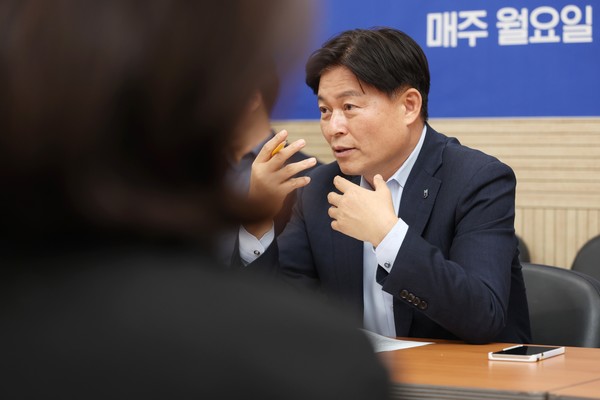 조용익 시장이 시민과의 소통으로 현장 민원 해결에 집중하고 있다. /사진제공=부천시