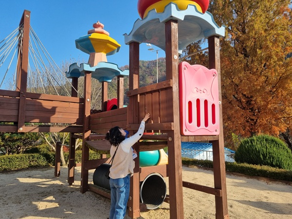 봉화 명호초등학교병설유치원 놀이시설 관리실태 점검 활동 /사진제공=경북교육청