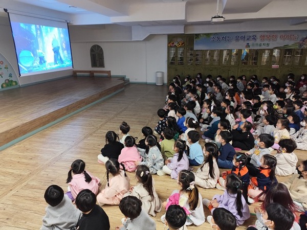 ‘AI 환경 동화’ 관람중인 유치원생들 /사진제공=구미시