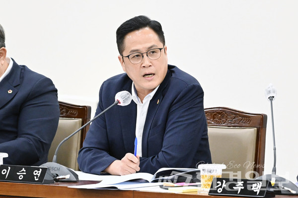 부산시 도시공간계획국 행정사무감사에서 폐아스콘의 엉성한 관리와 재활용, 허점 투성이의 분리발주 기준 등을 지적한 이승연 시의원 /사진제공=부산시의회 