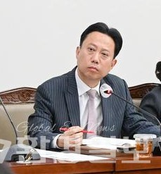 환경물정책실 행정사무감사에서 폐아스콘이 건설공사 현장에 불법으로 버려지고 있다고 지적한 성현달 시의원 /사진제공=부산시의회 