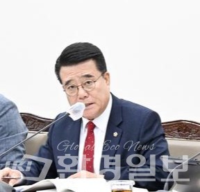 환경물정책실 행정사무감사에서 기피 혐오시설이 대거 자리한 부산 강서구에 '생곡마을 자원순환 복합타운' 건설은 전면 재검토해야 한다고 주장한 이종환 시의원 /사진제공=부산시의회 