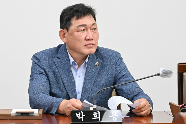 부산환경공단 행정사무감사에서 정관과 동부산하수처리장 등지에 '인' 검출을 언급하며 환경기초시설을 관리하는 환경 공기업의 소임을 다할 것을 강조한 박희용 시의원 /사진제공=부산시의회 