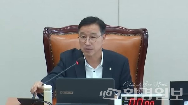 17일 열린 국회 기후위기특별위원회 전체회의를 회의를 주재한 위성곤 기후특위 위원장 /사진=국회방송