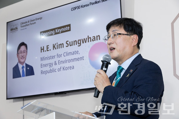 기후에너지환경부는 2025년 11월10일부터 21일까지 브라질 벨렝에서 열린 제30차 유엔기후변화협약 당사국총회(COP30)에 참석해 우리나라의 탈탄소·녹색 전환을 위한 다양한 국제 협력 활동을 전개했다고 밝혔다. 위 사진은 김성환 기후부 장관 /사진=기후부