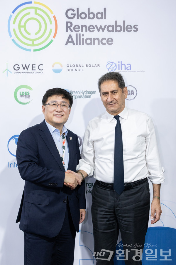 현지시간 17일 김성환 기후에너지환경부 장관이 브라질 벨렝에서 열리고 있는 제30차 유엔기후변화협약당사국총회(COP30)에 참석하여 프란세스코 라 카메라 국제재생에너지(INERA) 사무총장과 만나 2035 NDC와 한국의 재생에너지 정책에 대해 논의 후 기념촬영을 하고 있다. /사진제공=기후부