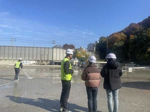 안양시 합동 점검반이 11월 11일 안양시 석수동 소재의 한 사업장에서 비산먼지 억제조치 및 작업장 바닥 상태 등을 점검하고 있다. /사진제공=안양시