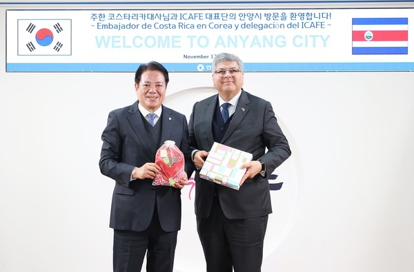 최대호 안양시장과 호르헤 발레리오 주한 코스타리카대사가 기념촬영을 하고 있다.  /사진제공=안양시