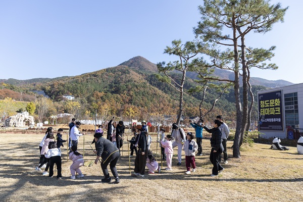 ‘가족숲캠프: 느린하루’ 생태놀이 참가자들 / 사진제공=청도군