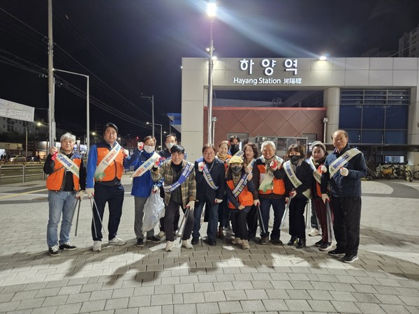 깨끗한 우리동네 만들기 활동에 참여한  하양읍 주민자치위원회  /사진제공=경산시