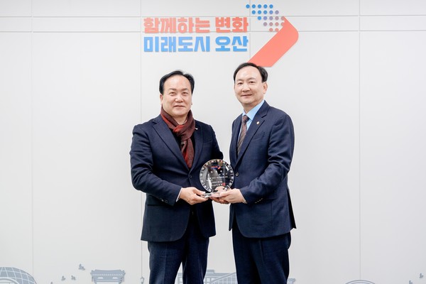 오산시, ‘1일 명예시장’으로 오산대학교 총동문회 이재구 前회장 위촉. /사진제공=오산시